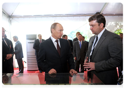 Prime Minister Vladimir Putin visiting innovation project displays from various regions at the X International Investment Forum Sochi-2011|16 september, 2011|15:48