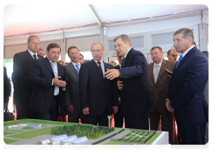 Prime Minister Vladimir Putin visiting innovation project displays from various regions at the X International Investment Forum Sochi-2011|16 september, 2011|15:48