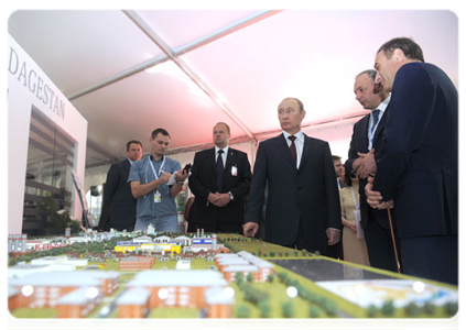 Prime Minister Vladimir Putin visiting innovation project displays from various regions at the X International Investment Forum Sochi-2011|16 september, 2011|15:48