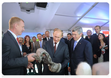 Prime Minister Vladimir Putin visiting innovation project displays from various regions at the X International Investment Forum Sochi-2011|16 september, 2011|15:48