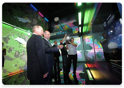 Prime Minister Vladimir Putin visiting innovation project displays from various regions at the X International Investment Forum Sochi-2011|16 september, 2011|15:48