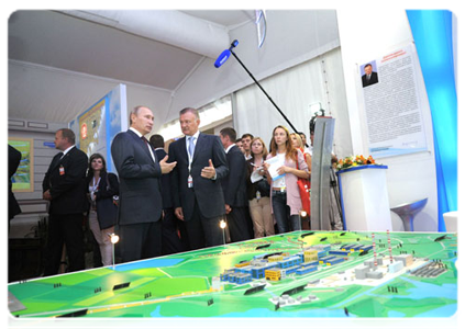 Prime Minister Vladimir Putin visiting innovation project displays from various regions at the X International Investment Forum Sochi-2011|16 september, 2011|15:48