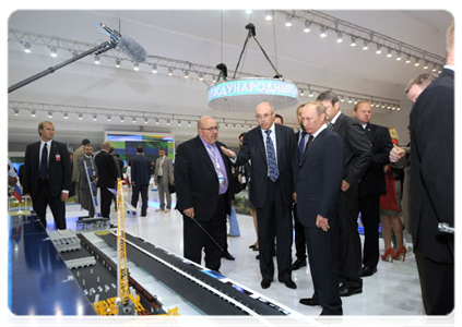 Prime Minister Vladimir Putin visiting innovation project displays from various regions at the X International Investment Forum Sochi-2011|16 september, 2011|15:48