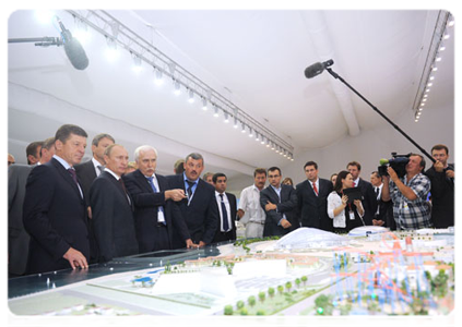 Prime Minister Vladimir Putin visiting innovation project displays from various regions at the X International Investment Forum Sochi-2011|16 september, 2011|15:48