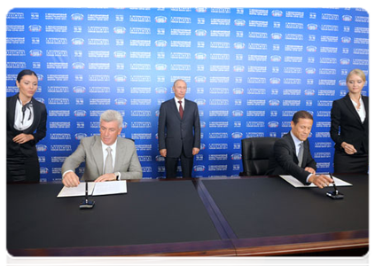 Prime Minister Vladimir Putin attending the signing of several documents during the X International Investment Forum Sochi-2011|16 september, 2011|16:25