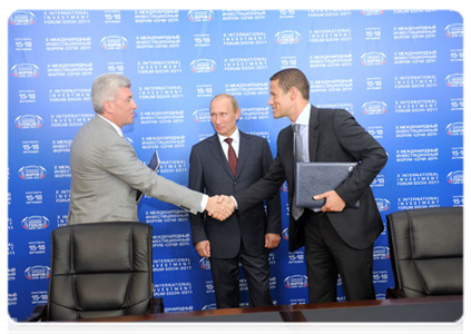 Prime Minister Vladimir Putin attending the signing of several documents during the X International Investment Forum Sochi-2011|16 september, 2011|16:25