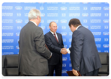 Prime Minister Vladimir Putin attending the signing of several documents during the X International Investment Forum Sochi-2011|16 september, 2011|16:25