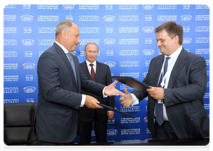 Prime Minister Vladimir Putin attending the signing of several documents during the X International Investment Forum Sochi-2011|16 september, 2011|16:25