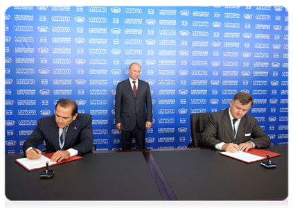 Prime Minister Vladimir Putin attending the signing of several documents during the X International Investment Forum Sochi-2011|16 september, 2011|16:25