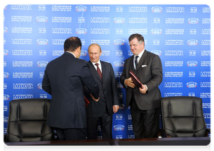 Prime Minister Vladimir Putin attending the signing of several documents during the X International Investment Forum Sochi-2011|16 september, 2011|16:25