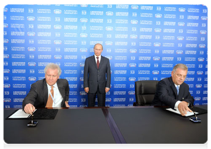 Prime Minister Vladimir Putin attending the signing of several documents during the X International Investment Forum Sochi-2011|16 september, 2011|16:25