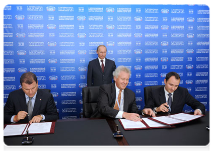 Prime Minister Vladimir Putin attending the signing of several documents during the X International Investment Forum Sochi-2011|16 september, 2011|16:25