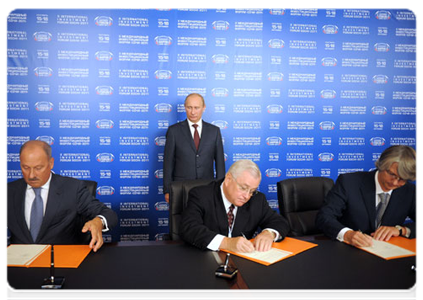 Prime Minister Vladimir Putin attending the signing of several documents during the X International Investment Forum Sochi-2011|16 september, 2011|16:25