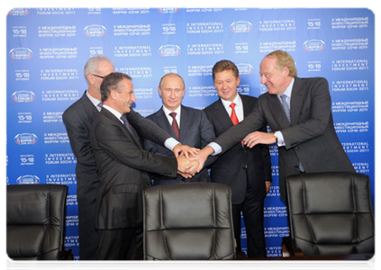 Prime Minister Vladimir Putin attending the signing of several documents during the X International Investment Forum Sochi-2011|16 september, 2011|16:25