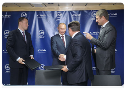 Following the official naming ceremony for the vessel, Vladimir Putin attended the signing of a series of documents|16 september, 2011|19:56