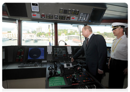 Prime Minister Vladimir Putin tours the Vyacheslav Tikhonov research vessel|16 september, 2011|20:01