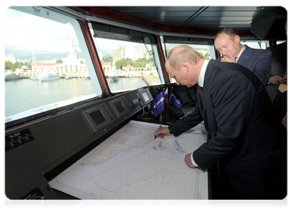 Prime Minister Vladimir Putin tours the Vyacheslav Tikhonov research vessel|16 september, 2011|20:01