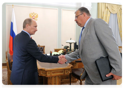 Prime Minister Vladimir Putin meeting with Head of the Federal Customs Service (FCS) Andrei Belyaninov|2 september, 2011|16:12