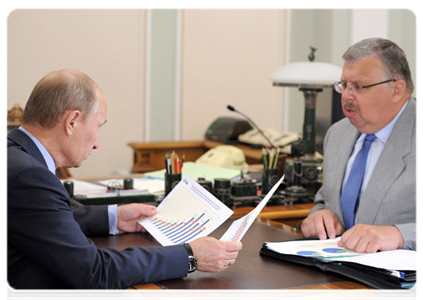 Prime Minister Vladimir Putin meeting with Head of the Federal Customs Service (FCS) Andrei Belyaninov|2 september, 2011|16:13