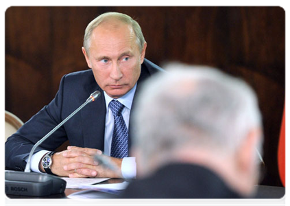 Prime Minister Vladimir Putin chairs a meeting of the Russian Popular Front Coordination Council|21 september, 2011|16:35