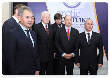 Prime Minister Vladimir Putin during a video conference with the Prirazlomnaya ice-resistant oil platform|22 september, 2011|17:47