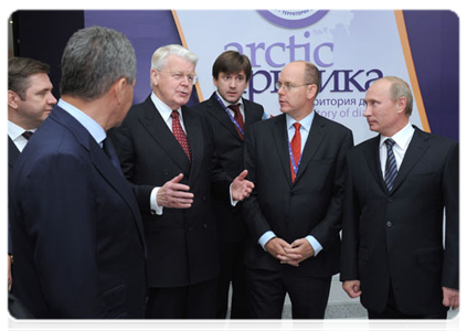 Prime Minister Vladimir Putin during a video conference with the Prirazlomnaya ice-resistant oil platform|22 september, 2011|17:48