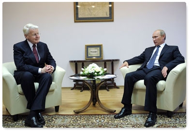 Vladimir Putin meets with President of Iceland Ólafur Ragnar Grímsson at the International Arctic Forum in Arkhangelsk