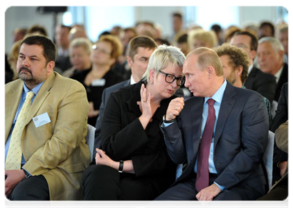 Prime Minister Vladimir Putin and novelist Tatyana Ustinova|28 september, 2011|15:39