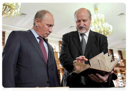 Prime Minister Vladimir Putin at the Russian State Library in Pashkov House before speaking at a conference of the Russian Book Union held there|28 september, 2011|15:49