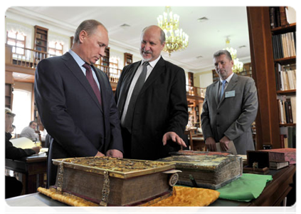 Prime Minister Vladimir Putin at the Russian State Library in Pashkov House before speaking at a conference of the Russian Book Union held there|28 september, 2011|15:52