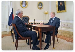 Prime Minister Vladimir Putin meets with St Petersburg Governor Georgy Poltavchenko