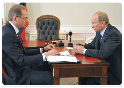 Prime Minister Vladimir Putin during a working meeting with Novosibirsk Governor Vasily Yurchenko in St Petersburg|6 september, 2011|20:54