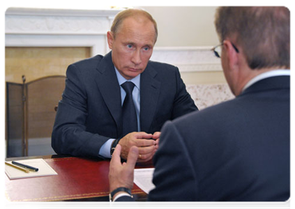 Prime Minister Vladimir Putin during a working meeting with Novosibirsk Governor Vasily Yurchenko in St Petersburg|6 september, 2011|20:54