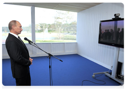 Prime Minister Vladimir Putin holds a videoconference with the village of Vitim in the area of the Talakan oil and gas condensate field in Yakutia during his trip to Russky Island|8 september, 2011|13:25