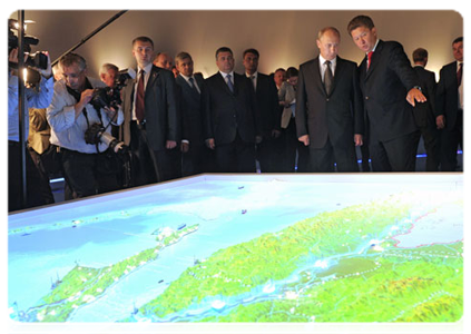 Before the videoconference, Prime Minister Vladimir Putin viewed the information boards on the future of the gas industry in the east of Russia|8 september, 2011|13:34