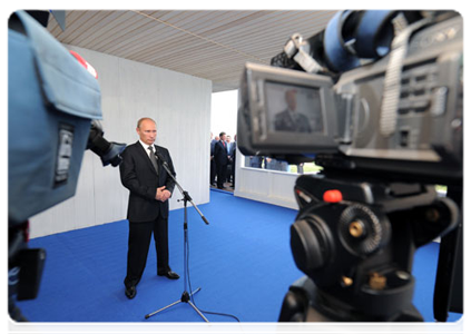 Prime Minister Vladimir Putin holds a videoconference with the village of Vitim in the area of the Talakan oil and gas condensate field in Yakutia during his trip to Russky Island|8 september, 2011|13:34