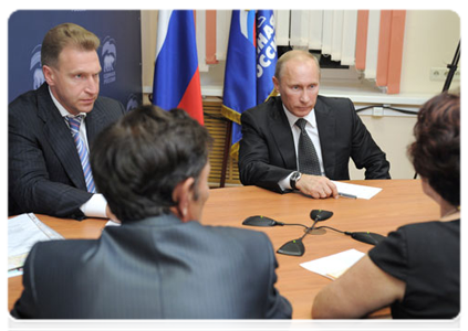 Prime Minister Vladimir Putin receiving people at the public reception room of the United Russia chairman in Vladivostok. The reception was attended by First Deputy Prime Minister Igor Shuvalov|8 september, 2011|17:46