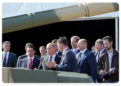 Prime Minister Vladimir Putin at the 8th International Exhibition of Arms and Military Equipment (REA 2011) in Nizhny Tagil|9 september, 2011|14:41