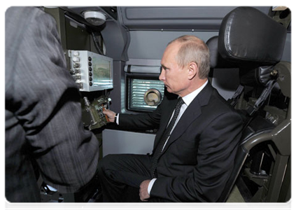 Prime Minister Vladimir Putin at the 8th International Exhibition of Arms and Military Equipment (REA 2011) in Nizhny Tagil|9 september, 2011|15:47