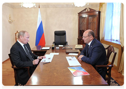 Prime Minister Vladimir Putin at a working meeting with Sverdlovsk Region Governor Alexander Misharin|9 september, 2011|17:46