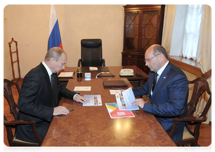 Prime Minister Vladimir Putin at a working meeting with Sverdlovsk Region Governor Alexander Misharin|9 september, 2011|17:46