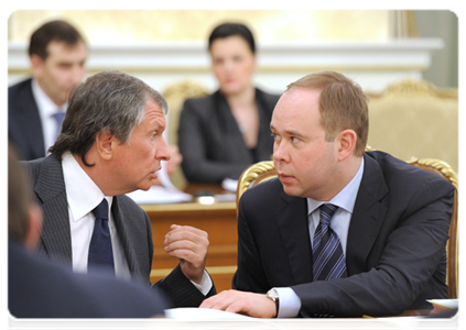 Deputy Prime Minister Igor Sechin and Minister of the Russian Federation and Chief of the Government Staff Anton Vaino at a Government Presidium meeting|12 january, 2012|17:37