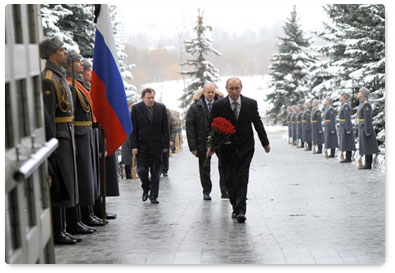 Председатель Правительства Российской Федерации В.В.Путин приехал на Троекуровское кладбище, чтобы проститься с выдающимся советским разведчиком Г.А.Вартаняном