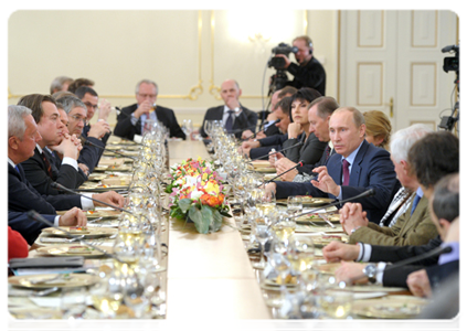 Prime Minister Vladimir Putin meeting with heads and editors-in-chief of domestic television and radio broadcasting companies and print media|18 january, 2012|20:16
