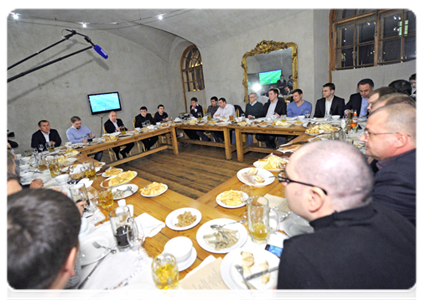 Владимир Путин встретился с представителями футбольных болельщиков в неформальной обстановке|19 января, 2012|21:06