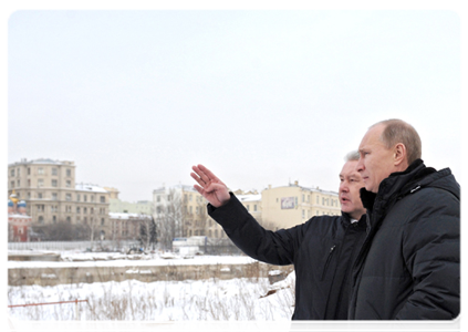 Prime Minister Vladimir Putin and Moscow Mayor Sergei Sobyanin inspect the construction site at the demolished Rossiya Hotel|20 january, 2012|17:29