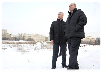 Prime Minister Vladimir Putin and Moscow Mayor Sergei Sobyanin inspect the construction site at the demolished Rossiya Hotel|20 january, 2012|17:30