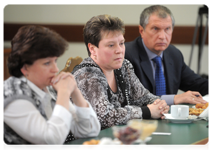 Miner’s widow Natalya Markovskikh, mine rescue worker’s widow Olga Korotenko, and Deputy Prime Minister Igor Sechin|24 january, 2012|12:19