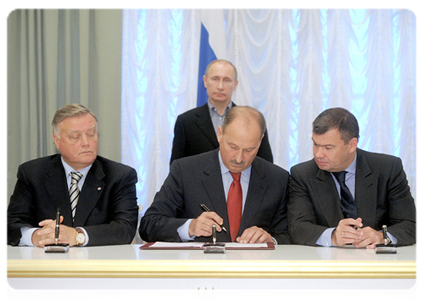 After the meeting, Vladimir Putin attended the signing of an agreement to attract investment in infrastructure projects by representatives of Russian Railways, Vnesheconombank and major shippers|24 january, 2012|15:08