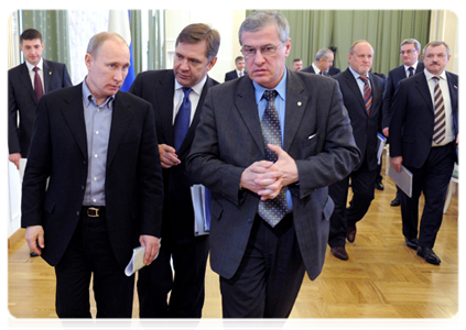 После совещания Председатель Правительства Российской Федерации В.В.Путин осмотрел выставку, посвящённую обеспечению безопасности работ в угольных шахтах|24 января, 2012|15:14